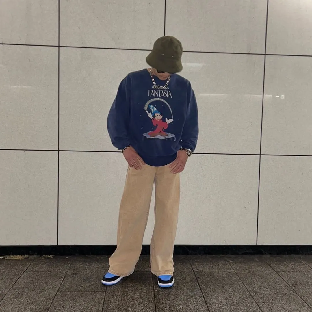 SAINT M×××××× Disney FANTASIA DNF_CREW N SWEAT/FANTSIA Mickey distressed sweatshirt, washed blue S-XL Assute dyed ready-made clothing, oxidation and fading, multiple washes to make the old wormhole damage treatment, simulated sun fading treatment, natural fading, customized Disney cooperation wash mark, correct main mark